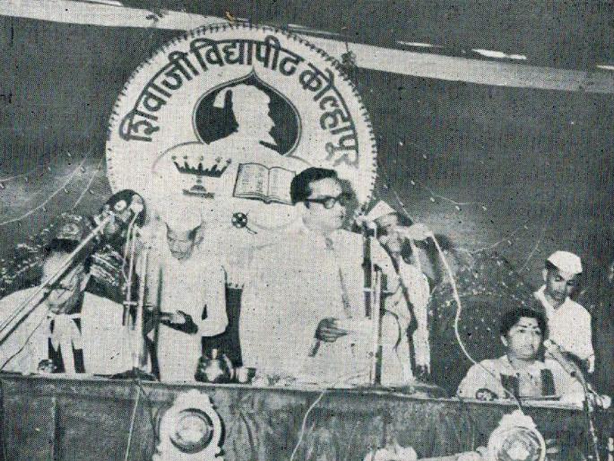 Lata Mangeshkar He was awarded the D.Litt. On November 21, 1978 by Shivaji University Honored by awarding this degree | Lata Mangeshkar: शिवाजी विद्यापीठाच्या डी.लिट. पदवीनंतर दीदी म्हणाल्या.. Lata Mangeshkar He was awarded the D.Litt. On November 21, 1978 by Shivaji University Honored by awarding this degree | Lata Mangeshkar: शिवाजी विद्यापीठाच्या डी.लिट. पदवीनंतर दीदी म्हणाल्या..