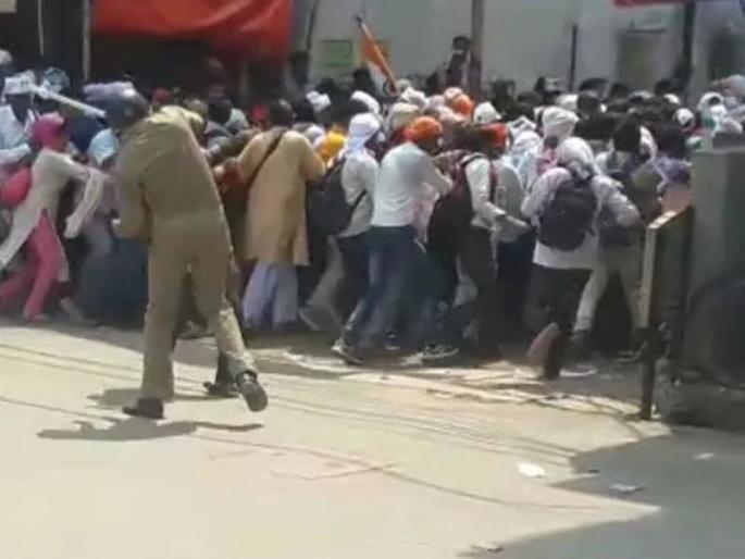 Police staff lathicharged teachers on the day of teacher's day | शिक्षक दिनाच्या दिवशीच वेतनासाठी आंदोलन करणा-या शिक्षकांवर पोलिसांचा लाठीचार्ज Police staff lathicharged teachers on the day of teacher's day | शिक्षक दिनाच्या दिवशीच वेतनासाठी आंदोलन करणा-या शिक्षकांवर पोलिसांचा लाठीचार्ज