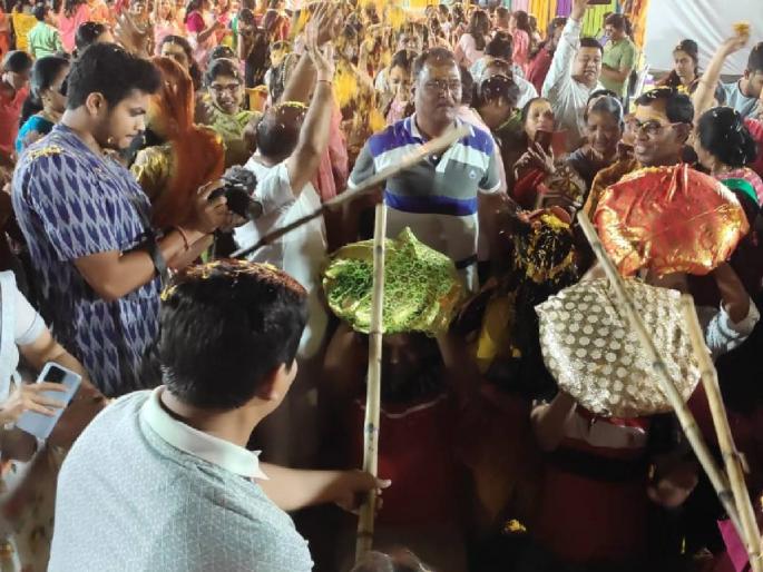 Wardha Lathmar Holi of Vrindavan was held at Lakshminarayan Temple | वर्धा: लक्ष्मीनारायण मंदिरात पार पडली वृंदावनची लठमार होळी Wardha Lathmar Holi of Vrindavan was held at Lakshminarayan Temple | वर्धा: लक्ष्मीनारायण मंदिरात पार पडली वृंदावनची लठमार होळी