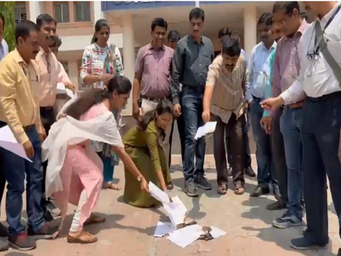 Holi of GR, Medical teachers angry over difference in salary of same posts | सारख्याच पदांना वेगवेगळे वेतन अन्यायकारक, शासन आदेशाची होळीकरून वैद्यकीय शिक्षकांचा संताप Holi of GR, Medical teachers angry over difference in salary of same posts | सारख्याच पदांना वेगवेगळे वेतन अन्यायकारक, शासन आदेशाची होळीकरून वैद्यकीय शिक्षकांचा संताप