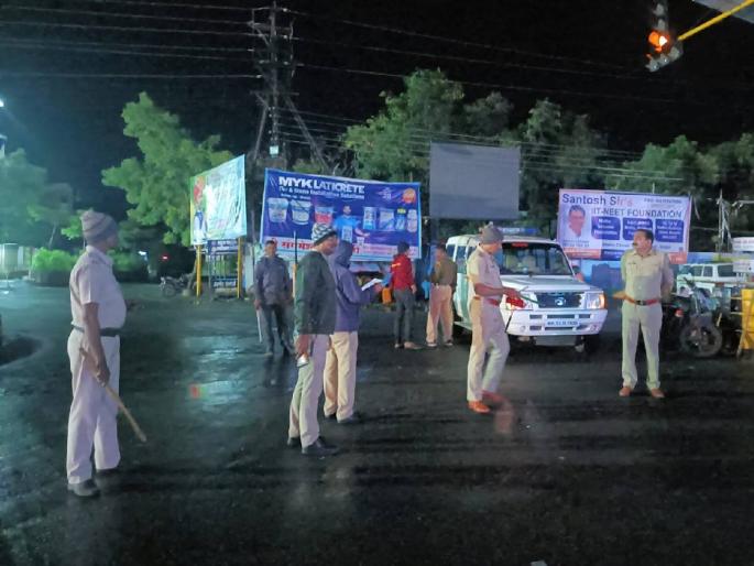 Laturat combing operation, 36 criminals felled | लातुरात काेम्बिंग ऑपरेशन, ३६ गुन्हेगारांची झाडाझडती Laturat combing operation, 36 criminals felled | लातुरात काेम्बिंग ऑपरेशन, ३६ गुन्हेगारांची झाडाझडती