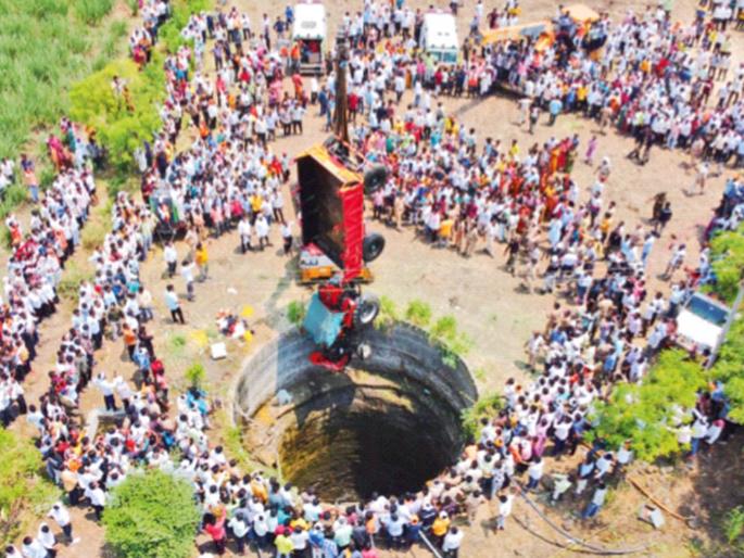 Tractor given to 16-year-old boy; falls directly into 80-feet deep well, women laborers drown to death | १६ वर्षीय मुलाच्या हाती दिला ट्रॅक्टर;थेट कोसळला ८० फूट खोल विहिरीत, मजूर महिलांचा बुडून मृत्यू Tractor given to 16-year-old boy; falls directly into 80-feet deep well, women laborers drown to death | १६ वर्षीय मुलाच्या हाती दिला ट्रॅक्टर;थेट कोसळला ८० फूट खोल विहिरीत, मजूर महिलांचा बुडून मृत्यू
