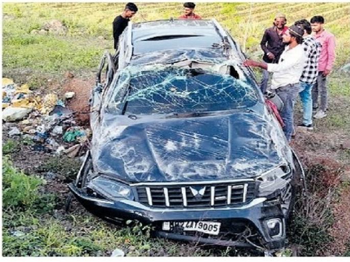 Car crashes into divider, plunges into 200-foot pit; Car is completely destroyed but all three saved by seatbelts! | दुभाजकाला धडकून कार २०० फुट खड्ड्यात; कारचा चक्काचूर पण सीटबेल्टने तिघेही बचावले! Car crashes into divider, plunges into 200-foot pit; Car is completely destroyed but all three saved by seatbelts! | दुभाजकाला धडकून कार २०० फुट खड्ड्यात; कारचा चक्काचूर पण सीटबेल्टने तिघेही बचावले!
