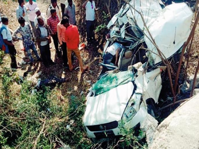Five people were killed and 2 injured in a car collapse on the Barshi-Murud state road | बार्शी-मुरुड राज्य मार्गावरील पुलावरून कार कोसळून ५ ठार, २ जखमी Five people were killed and 2 injured in a car collapse on the Barshi-Murud state road | बार्शी-मुरुड राज्य मार्गावरील पुलावरून कार कोसळून ५ ठार, २ जखमी