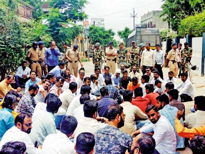 Maratha Reservation: The Movement of the Maratha Revolution in front of Guardian's Home | Maratha Reservation: पालकमंत्र्यांच्या घरासमोर मराठा क्रांतीचे ठिय्या आंदोलन Maratha Reservation: The Movement of the Maratha Revolution in front of Guardian's Home | Maratha Reservation: पालकमंत्र्यांच्या घरासमोर मराठा क्रांतीचे ठिय्या आंदोलन