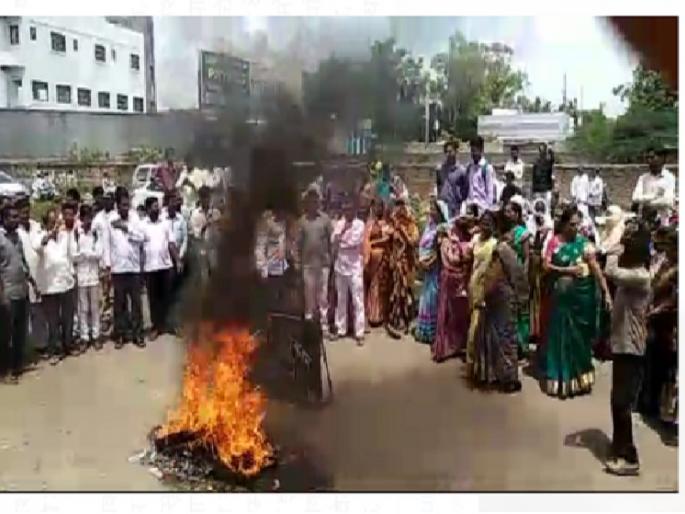 Angry women's movement against liquor shops in Latur | लातूरमध्ये दारु दुकानांविरोधात संतप्त महिलांचे आंदोलन Angry women's movement against liquor shops in Latur | लातूरमध्ये दारु दुकानांविरोधात संतप्त महिलांचे आंदोलन