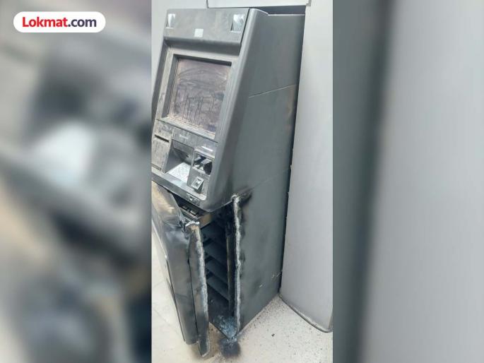 thieves breaking State Bank ATM machine in Latur took place around Sunday morning | गॅस कटरने एमटीएम फाेडले; १८ लाखांची राेकड पळविली, हाकेच्या अंतरावर पोलिस चौकी thieves breaking State Bank ATM machine in Latur took place around Sunday morning | गॅस कटरने एमटीएम फाेडले; १८ लाखांची राेकड पळविली, हाकेच्या अंतरावर पोलिस चौकी