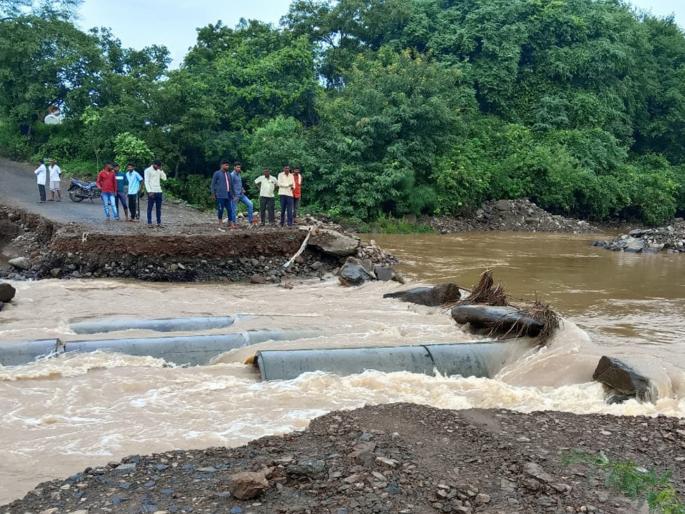 The work of the bridge was completed during the rainy season, the alternative bridge over the Teru River was swept away by the heavy rains | ऐन पावसाळ्यात काढले पुलाचे काम, दमदार पावसाने तेरू नदीवरील पर्यायी पूल गेला वाहून The work of the bridge was completed during the rainy season, the alternative bridge over the Teru River was swept away by the heavy rains | ऐन पावसाळ्यात काढले पुलाचे काम, दमदार पावसाने तेरू नदीवरील पर्यायी पूल गेला वाहून