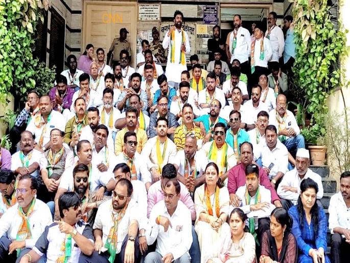 Stop arbitrary recovery by jamming vehicles; BJP agitation in Latur | वाहनांना जॅमर लावून मनमानी वसुली करणे बंद करा; लातुरात भाजपचे आंदोलन Stop arbitrary recovery by jamming vehicles; BJP agitation in Latur | वाहनांना जॅमर लावून मनमानी वसुली करणे बंद करा; लातुरात भाजपचे आंदोलन