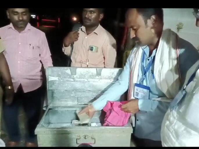 seven lakhs in cash seized at shirol janapur check post | शिरोळ-जानापूर चेकपोस्टवर सात लाखांची रोकड पकडली seven lakhs in cash seized at shirol janapur check post | शिरोळ-जानापूर चेकपोस्टवर सात लाखांची रोकड पकडली