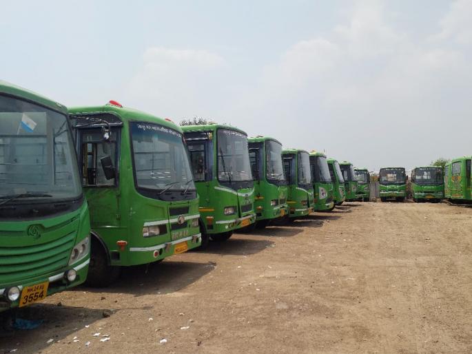 City bus service of Latur municipality closed for six days; Plight of students, women passengers | लातूरात मनपाची शहर बससेवा सहा दिवसांपासून बंद; विद्यार्थी, महिला प्रवाशांचे हाल City bus service of Latur municipality closed for six days; Plight of students, women passengers | लातूरात मनपाची शहर बससेवा सहा दिवसांपासून बंद; विद्यार्थी, महिला प्रवाशांचे हाल