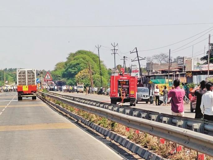 CNG gas leak causes traffic jam on highway in Latur city center for 45 minutes | लातूर शहराच्या मध्यभागी ४५ मिनिटे जीव मुठीत! CNG गॅस गळतीमुळे महामार्गावर वाहतूक ठप्प CNG gas leak causes traffic jam on highway in Latur city center for 45 minutes | लातूर शहराच्या मध्यभागी ४५ मिनिटे जीव मुठीत! CNG गॅस गळतीमुळे महामार्गावर वाहतूक ठप्प