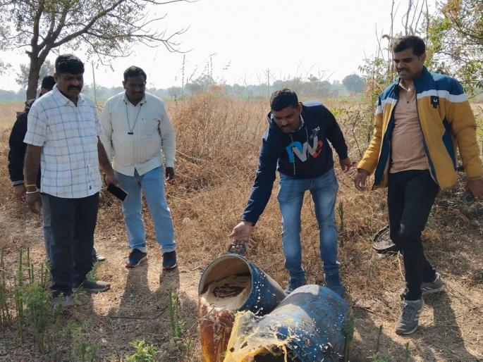 Raids on hand kilns in Latur district, 47 cases registered, goods worth four lakhs seized | लातूर जिल्ह्यातील हातभट्ट्यांवर छापेमारी, ४७ गुन्हे दाखल, चार लाखांचा मुद्देमाल जप्त Raids on hand kilns in Latur district, 47 cases registered, goods worth four lakhs seized | लातूर जिल्ह्यातील हातभट्ट्यांवर छापेमारी, ४७ गुन्हे दाखल, चार लाखांचा मुद्देमाल जप्त