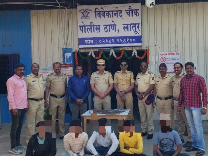 cutting the cake with a sword police registered crime against 7 persons in latur | तलवारीने केक कापून जल्लाेष, पाेलिसांचा दणका; ७ जणांवर गुन्हा cutting the cake with a sword police registered crime against 7 persons in latur | तलवारीने केक कापून जल्लाेष, पाेलिसांचा दणका; ७ जणांवर गुन्हा