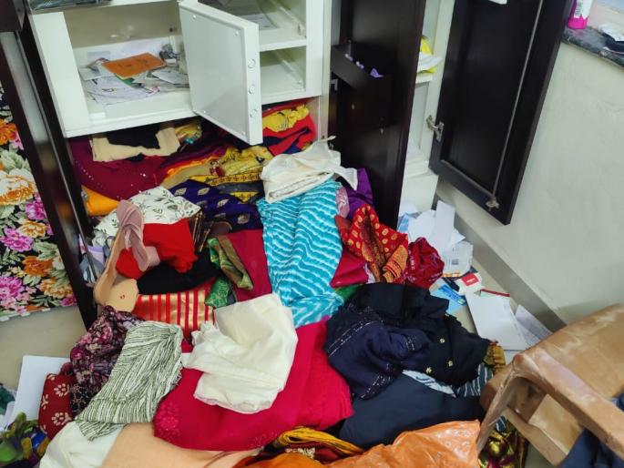 burglary at the house of six including the sub district officer looted instead of four and a half lakhs | उपजिल्हाधिकाऱ्यांसह सहा जणांच्या घरी चोरी; साडेचार लाखाचा ऐवज लंपास burglary at the house of six including the sub district officer looted instead of four and a half lakhs | उपजिल्हाधिकाऱ्यांसह सहा जणांच्या घरी चोरी; साडेचार लाखाचा ऐवज लंपास