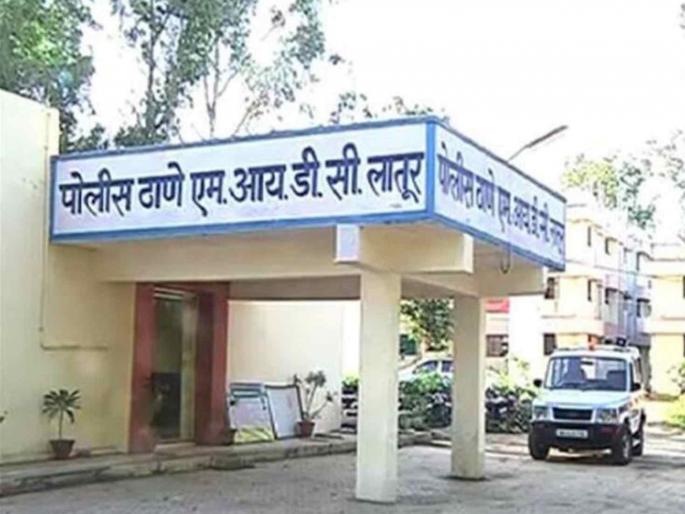 Panipuri seller stabbed to death in Latur Second incident in 18 hours | लातुरात पाणीपुरीवाल्या युवकाचा भोसकून खून! १८ तासात दुसरी घटना Panipuri seller stabbed to death in Latur Second incident in 18 hours | लातुरात पाणीपुरीवाल्या युवकाचा भोसकून खून! १८ तासात दुसरी घटना