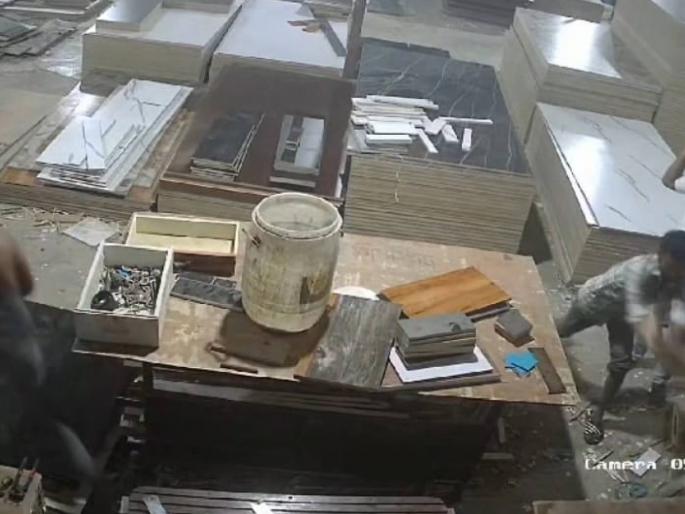 Laturat Koyta Gag's Rada; Beating furniture workers | लातुरात काेयता गॅगचा राडा; फर्निचर कामगारांना मारहाण