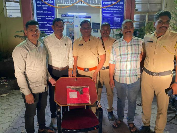 One arrested in Latur with gavathi katta or pistol; A case has been registered against two | लातूर शहरात गावठी कट्ट्यासह एक जाळ्यात; दाेघांविराेधात गुन्हा दाखल One arrested in Latur with gavathi katta or pistol; A case has been registered against two | लातूर शहरात गावठी कट्ट्यासह एक जाळ्यात; दाेघांविराेधात गुन्हा दाखल