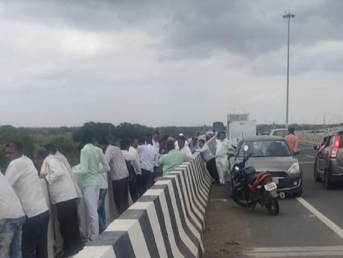 Young man commits suicide by jumping into Manjra river | पुलावर दुचाकी थांबवली, मोबाईल काढून ठेवला अन्..; मांजरा नदीपात्रामध्ये उडी घेऊन तरुणाची आत्महत्या Young man commits suicide by jumping into Manjra river | पुलावर दुचाकी थांबवली, मोबाईल काढून ठेवला अन्..; मांजरा नदीपात्रामध्ये उडी घेऊन तरुणाची आत्महत्या