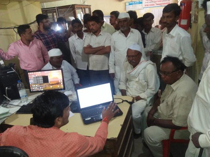 Trouble filling crop insurance; The encroachment of the bank officials laid by the farmers | पीकविमा भरण्यास अडचण; शेतकऱ्यांनी घातला बँक अधिकाऱ्यांना घेराव Trouble filling crop insurance; The encroachment of the bank officials laid by the farmers | पीकविमा भरण्यास अडचण; शेतकऱ्यांनी घातला बँक अधिकाऱ्यांना घेराव