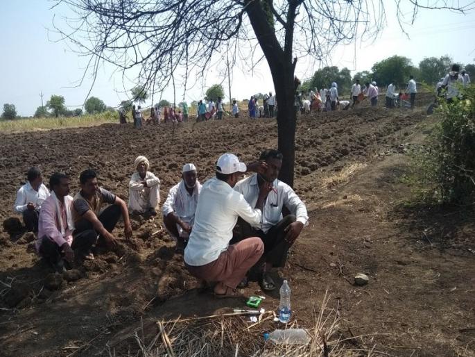 everything for water; The free shaving and cutting of the worker who was on the bunker | VIDEO- पाण्यासाठी काहीही; बांधावरच होते श्रमदानाला येणाऱ्याची मोफत दाढी अन् कटिंग everything for water; The free shaving and cutting of the worker who was on the bunker | VIDEO- पाण्यासाठी काहीही; बांधावरच होते श्रमदानाला येणाऱ्याची मोफत दाढी अन् कटिंग