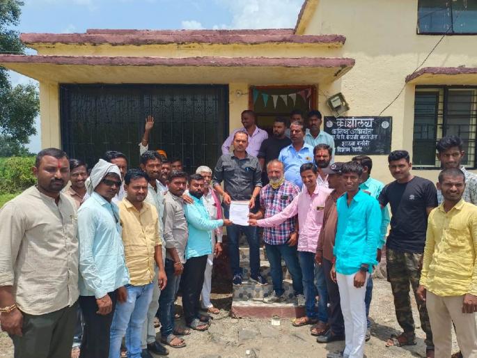 For smooth power supply, avoid Mahavitraman office | सुरळीत विद्युत पुरवठ्यासाठी महावितरण कार्यालयास टाळे For smooth power supply, avoid Mahavitraman office | सुरळीत विद्युत पुरवठ्यासाठी महावितरण कार्यालयास टाळे