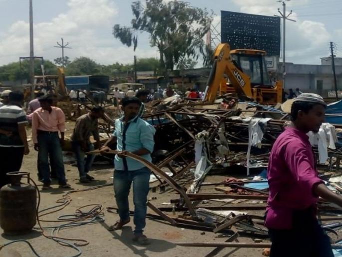 Hammer on encroachment in latur | लातुरात अतिक्रमणांवर हातोडा