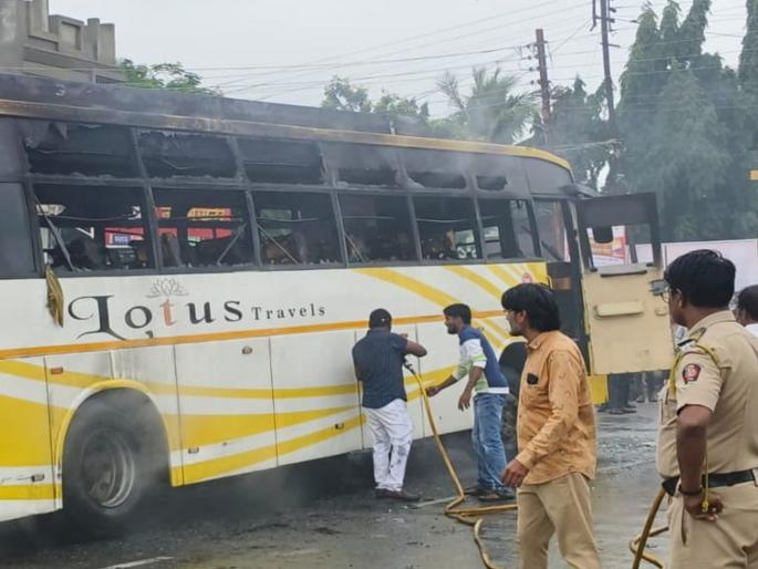 Massive fire breaks out at Lotus Travels in Aushadh, 30 passengers saved, disaster averted due to citizens' vigilance | औशात लोटस् ट्रॅव्हल्सला भीषण आग, ३० प्रवाशांचा जीव बचावला, नागरिकांच्या सतर्कतेमुळे अनर्थ टळला Massive fire breaks out at Lotus Travels in Aushadh, 30 passengers saved, disaster averted due to citizens' vigilance | औशात लोटस् ट्रॅव्हल्सला भीषण आग, ३० प्रवाशांचा जीव बचावला, नागरिकांच्या सतर्कतेमुळे अनर्थ टळला