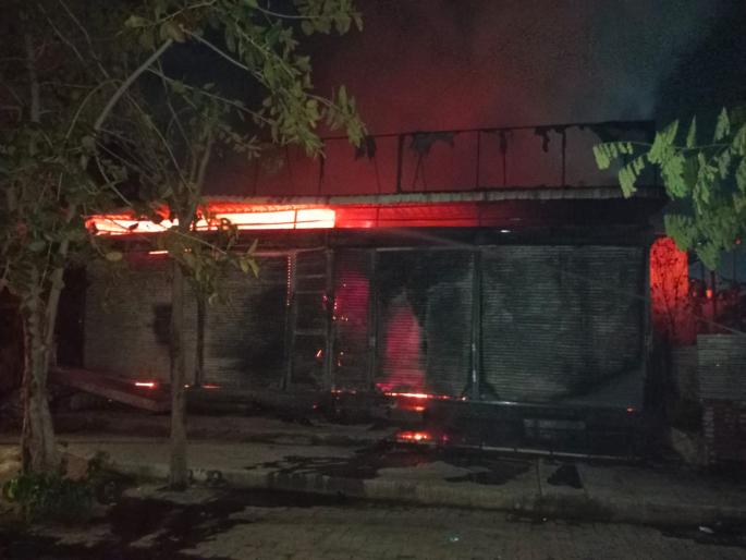 massive fire breaks out at shops in latur at midnight 2 am | लातुरात दुकानांना मध्यरात्री २ वाजता भीषण आग; अग्निशमनच्या तीन बंबाद्वारे आग आटोक्यात आणण्याचा प्रयत्न massive fire breaks out at shops in latur at midnight 2 am | लातुरात दुकानांना मध्यरात्री २ वाजता भीषण आग; अग्निशमनच्या तीन बंबाद्वारे आग आटोक्यात आणण्याचा प्रयत्न