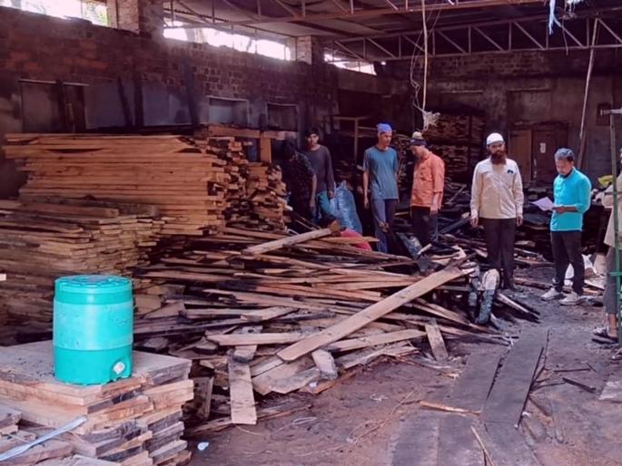 Furniture shop fire in Latur; 10 lakhs damage including doors and windows | लातुरात फर्निचरच्या दुकानाला आग; दारे-खिडक्यांसह १० लाखांचे नुकसान Furniture shop fire in Latur; 10 lakhs damage including doors and windows | लातुरात फर्निचरच्या दुकानाला आग; दारे-खिडक्यांसह १० लाखांचे नुकसान