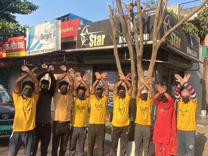 An attempt to cut down a tree on Ausa road; Protest by Green Latur team wearing black masks | औसारोडवर झाड तोडण्याचा प्रयत्न; काळ्या मुखपट्टी बांधून ग्रीन लातूर टीमकडून निषेध An attempt to cut down a tree on Ausa road; Protest by Green Latur team wearing black masks | औसारोडवर झाड तोडण्याचा प्रयत्न; काळ्या मुखपट्टी बांधून ग्रीन लातूर टीमकडून निषेध