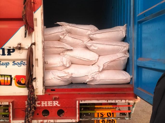 Gutkha worth 52 lakhs seized on Maharashtra Karnataka border | महाराष्ट्र-कर्नाटक सीमेवर ५२ लाखांचा गुटखा पकडला Gutkha worth 52 lakhs seized on Maharashtra Karnataka border | महाराष्ट्र-कर्नाटक सीमेवर ५२ लाखांचा गुटखा पकडला