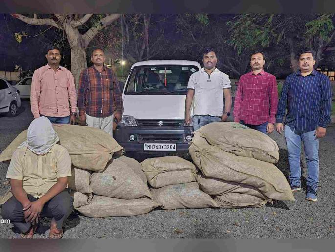 Police arrest one along with vehicle transporting gutkha worth Rs 8 lakh 12 thousand in Latur | वाहनासह गुटखा पकडला; एकाच्या मुसक्या आवळल्या, लातूरच्या वलांडी-बाेंबळी मार्गावर सापळा Police arrest one along with vehicle transporting gutkha worth Rs 8 lakh 12 thousand in Latur | वाहनासह गुटखा पकडला; एकाच्या मुसक्या आवळल्या, लातूरच्या वलांडी-बाेंबळी मार्गावर सापळा