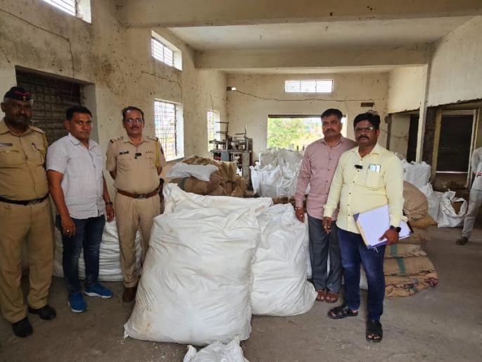 Gutkha Factory Raid; More than 44 lakhs seized | गुटखा कारखान्यावर छापा; ४४ लाखांपेक्षा मुद्देमाल जप्त Gutkha Factory Raid; More than 44 lakhs seized | गुटखा कारखान्यावर छापा; ४४ लाखांपेक्षा मुद्देमाल जप्त