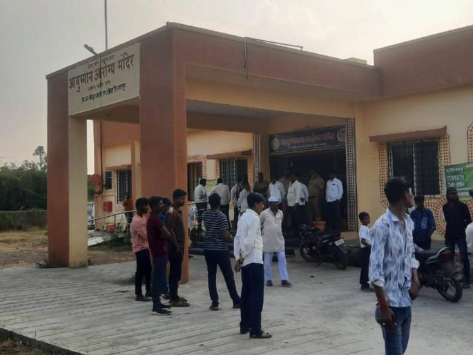 School boy murdered in Kamalpur Shivara, relatives at Ujani Health Center; Two friends suspected, one in custody | कमालपूर शिवारात शाळकरी मुलाची हत्या, उजनी आराेग्य केंद्रात नातेवाइकांचा ठिय्या; दाेघा मित्रांवर संशय, एक ताब्यात School boy murdered in Kamalpur Shivara, relatives at Ujani Health Center; Two friends suspected, one in custody | कमालपूर शिवारात शाळकरी मुलाची हत्या, उजनी आराेग्य केंद्रात नातेवाइकांचा ठिय्या; दाेघा मित्रांवर संशय, एक ताब्यात