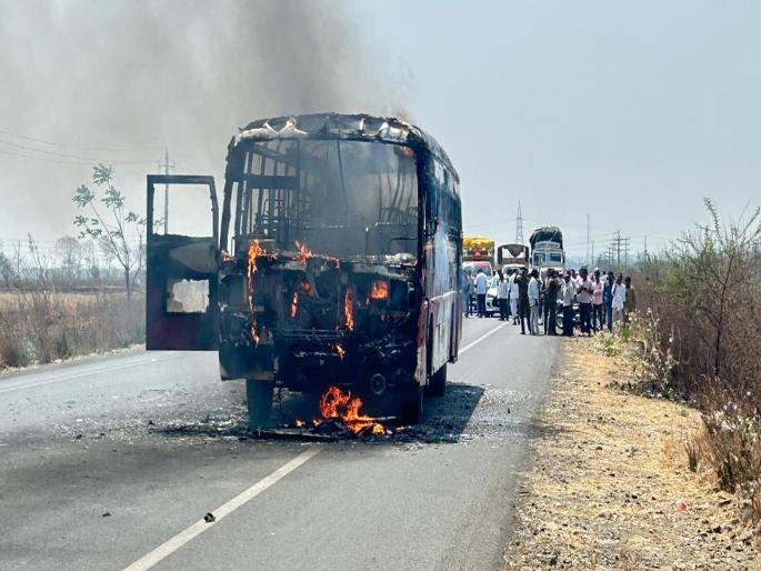 In Latur, A bus heading from Bidar to Aurad Barhali suddenly caught fire, 19 passengers were saved due to the driver's alertness | ‘द-बर्निग बस’चा थरार! कर्नाटक ST चालकाच्या सतर्कतेने १९ प्रवासी थोडक्यात बचावले In Latur, A bus heading from Bidar to Aurad Barhali suddenly caught fire, 19 passengers were saved due to the driver's alertness | ‘द-बर्निग बस’चा थरार! कर्नाटक ST चालकाच्या सतर्कतेने १९ प्रवासी थोडक्यात बचावले