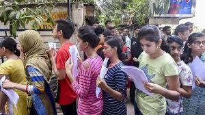 Foreign Girl's Anxiety: All right, but we have to go home ...! | परराज्यातील मुलींची व्यथा: सगळं ठीक आहे, पण आम्हाला घरी जायचंय...! Foreign Girl's Anxiety: All right, but we have to go home ...! | परराज्यातील मुलींची व्यथा: सगळं ठीक आहे, पण आम्हाला घरी जायचंय...!