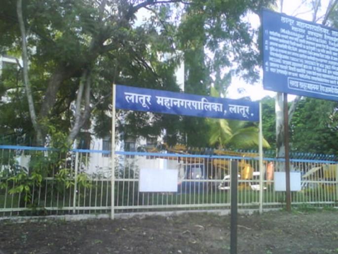 Latur Nagar Street Vendor Committee only on paper; No meeting for a year! | लातूर नगर पथविक्रेता समिती कागदावरच; वर्षभरापासून बैठकच नाही! Latur Nagar Street Vendor Committee only on paper; No meeting for a year! | लातूर नगर पथविक्रेता समिती कागदावरच; वर्षभरापासून बैठकच नाही!