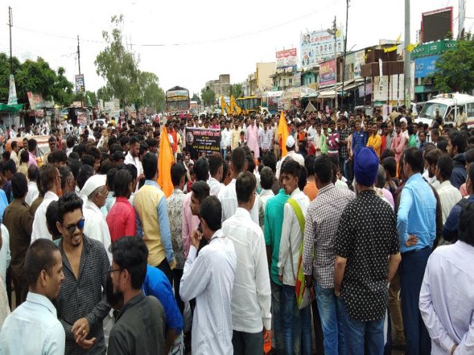 Tribute to the government for Maratha reservation in Ausa | औस्यात मराठा आरक्षणासाठी सरकारला वाहिली श्रद्धांजली