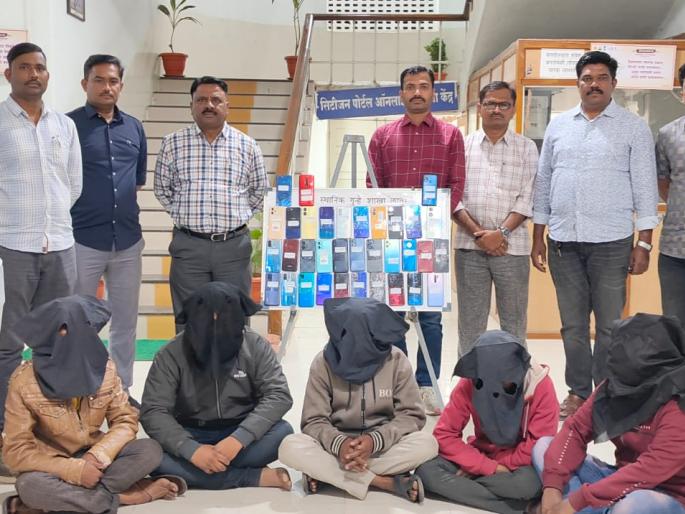 police arrest five people from the gang who stole the mobile | माेबाइल चाेरणाऱ्या टाेळीतील पाच जणांना पाेलिसांनी उचलले