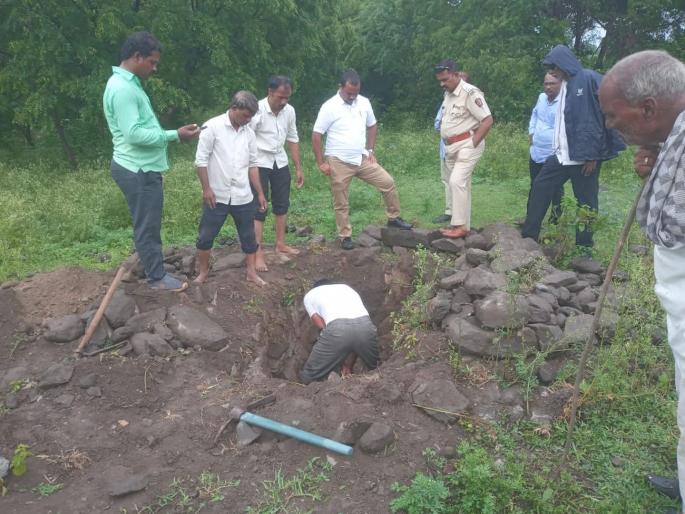The greed of secret money is a pit in Lamjanya; Panchnama from Forest Department, Police, Revenue Departments | गुप्तधनाच्या लालसेपाेटी लामजन्यात खाेदला खड्डा; वनविभाग, पोलिस, महसूल विभागांकडून पंचनामा The greed of secret money is a pit in Lamjanya; Panchnama from Forest Department, Police, Revenue Departments | गुप्तधनाच्या लालसेपाेटी लामजन्यात खाेदला खड्डा; वनविभाग, पोलिस, महसूल विभागांकडून पंचनामा