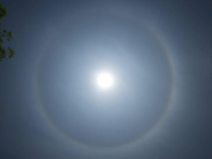 A beautiful lunar halo was seen around the 'supermoon Astronomical phenomenon Rainbow-like halo around the moon | ‘सुपरमून’भोवती दिसले नयनरम्य लुनर हॅलो ! खगोलीय घटना, चंद्राभोवती इंद्रधनुष्यासारखे कडे A beautiful lunar halo was seen around the 'supermoon Astronomical phenomenon Rainbow-like halo around the moon | ‘सुपरमून’भोवती दिसले नयनरम्य लुनर हॅलो ! खगोलीय घटना, चंद्राभोवती इंद्रधनुष्यासारखे कडे