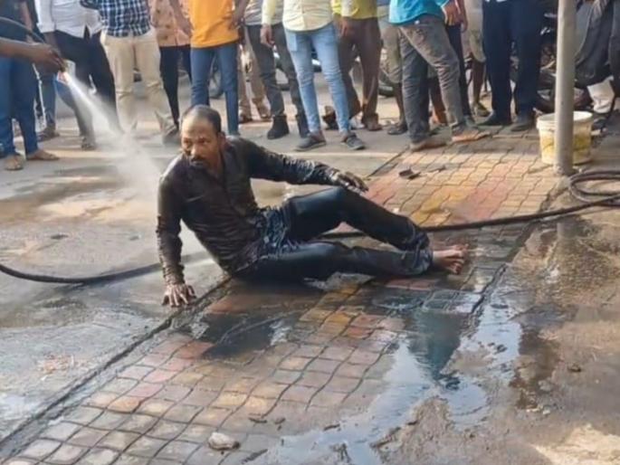 thief caught hiding in sewer police washed him by taking him to a washing center | गटारात लपलेल्या चोरट्यास पकडले; वॉशिंग सेंटरवर नेऊन पोलिसांनी ‘धुतले’! thief caught hiding in sewer police washed him by taking him to a washing center | गटारात लपलेल्या चोरट्यास पकडले; वॉशिंग सेंटरवर नेऊन पोलिसांनी ‘धुतले’!