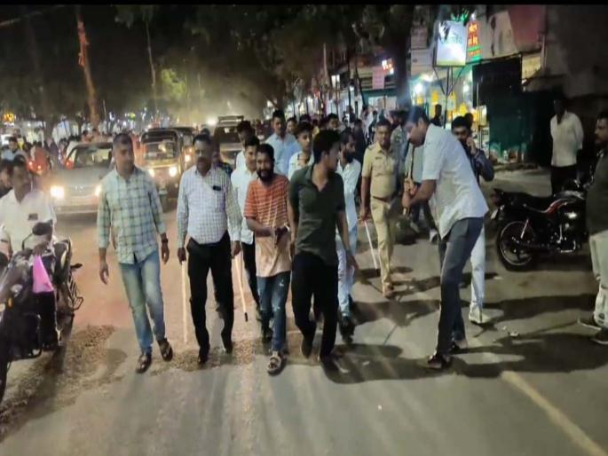 Latur police took those who beat up a young man in a public place to the police station | वरात अन् लाठीचा प्रसाद देणारे अधिकारी मिळणार? Latur police took those who beat up a young man in a public place to the police station | वरात अन् लाठीचा प्रसाद देणारे अधिकारी मिळणार?