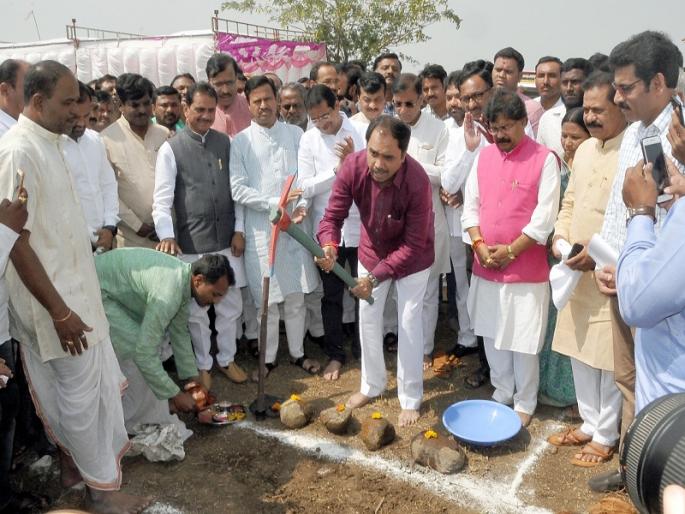 Railway bogie to be out of Latur in two months: Guardian Minister Nilangekar | लातूरमधून दोन महिन्यात रेल्वेची बोगी पडणार बाहेर : पालकमंत्री निलंगेकर Railway bogie to be out of Latur in two months: Guardian Minister Nilangekar | लातूरमधून दोन महिन्यात रेल्वेची बोगी पडणार बाहेर : पालकमंत्री निलंगेकर