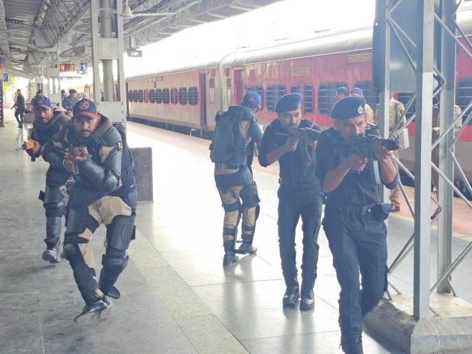 Mock drill at Latur railway station, demonstration of administration's alertness, citizens experienced thrill | लातूर रेल्वे स्थानकावर मॉक ड्रिल, प्रशासनाच्या सतर्कतेचे घेतले प्रात्यक्षिक, नागरिकांनी अनुभवला थरार Mock drill at Latur railway station, demonstration of administration's alertness, citizens experienced thrill | लातूर रेल्वे स्थानकावर मॉक ड्रिल, प्रशासनाच्या सतर्कतेचे घेतले प्रात्यक्षिक, नागरिकांनी अनुभवला थरार