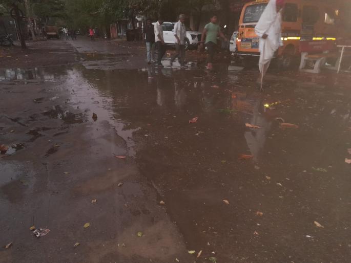 Due to stormy winds and rains businessmen were thrown away | वादळी वारे, पावसामुळे व्यावसायिकांची उडाली धांदल Due to stormy winds and rains businessmen were thrown away | वादळी वारे, पावसामुळे व्यावसायिकांची उडाली धांदल