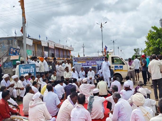 Highway parikrama movement, villagers' bandh for repair of cracks on Latur-Zahirabad highway | लातूर-जहिराबाद महामार्गावरील भेगा दुरुस्तीसाठी हायवे परिक्रमा आंदोलन, गावकऱ्यांचा बंद Highway parikrama movement, villagers' bandh for repair of cracks on Latur-Zahirabad highway | लातूर-जहिराबाद महामार्गावरील भेगा दुरुस्तीसाठी हायवे परिक्रमा आंदोलन, गावकऱ्यांचा बंद