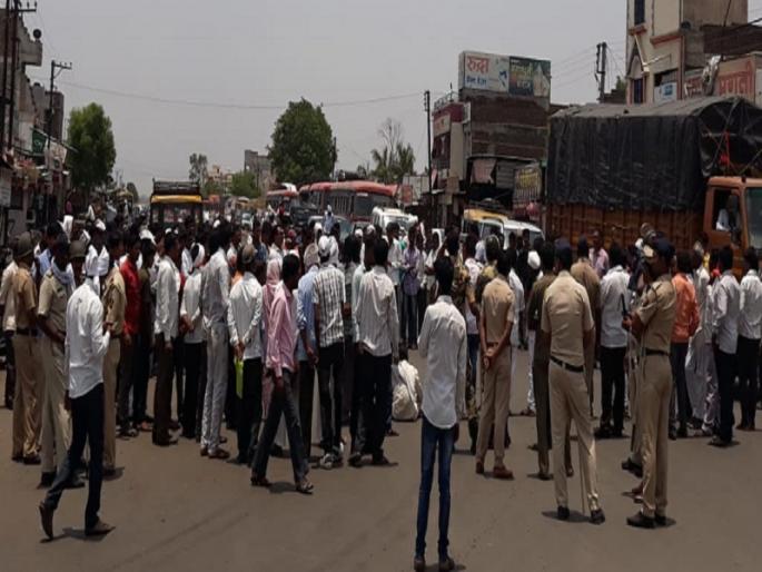 Rastaroko against illegal liquor trade in Renapur | रेणापूरात अवैध दारुविक्री विरोधात रस्तारोको; बिटरगावचे ग्रामस्थ आक्रमक Rastaroko against illegal liquor trade in Renapur | रेणापूरात अवैध दारुविक्री विरोधात रस्तारोको; बिटरगावचे ग्रामस्थ आक्रमक