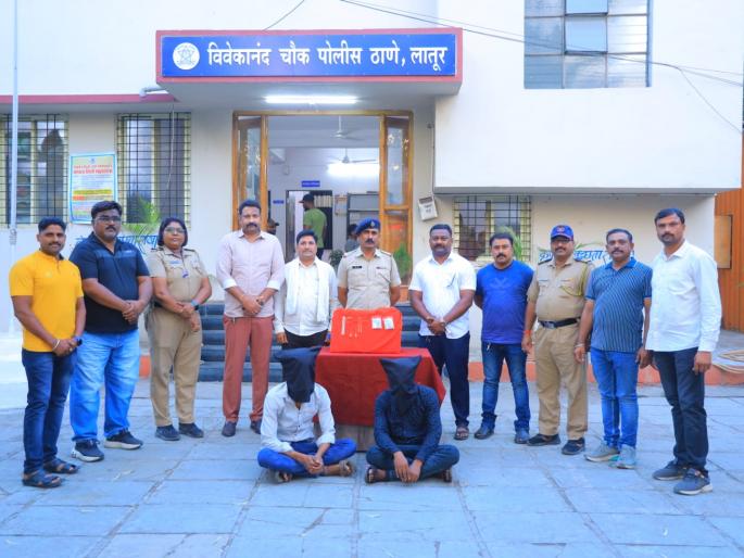 House burglary suspects arrested Four crimes solved during investigation | घरफोडीतील आराेपींना बेड्या; चाैकशीत चार गुन्ह्यांची उकल House burglary suspects arrested Four crimes solved during investigation | घरफोडीतील आराेपींना बेड्या; चाैकशीत चार गुन्ह्यांची उकल
